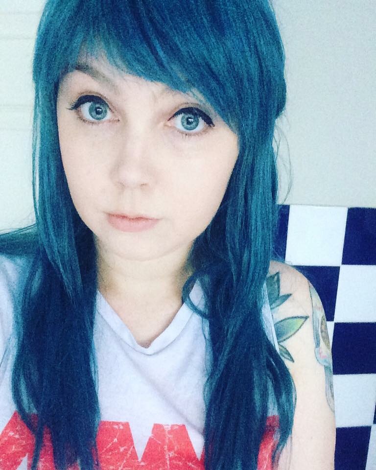 Blue-wig-Louise-rose