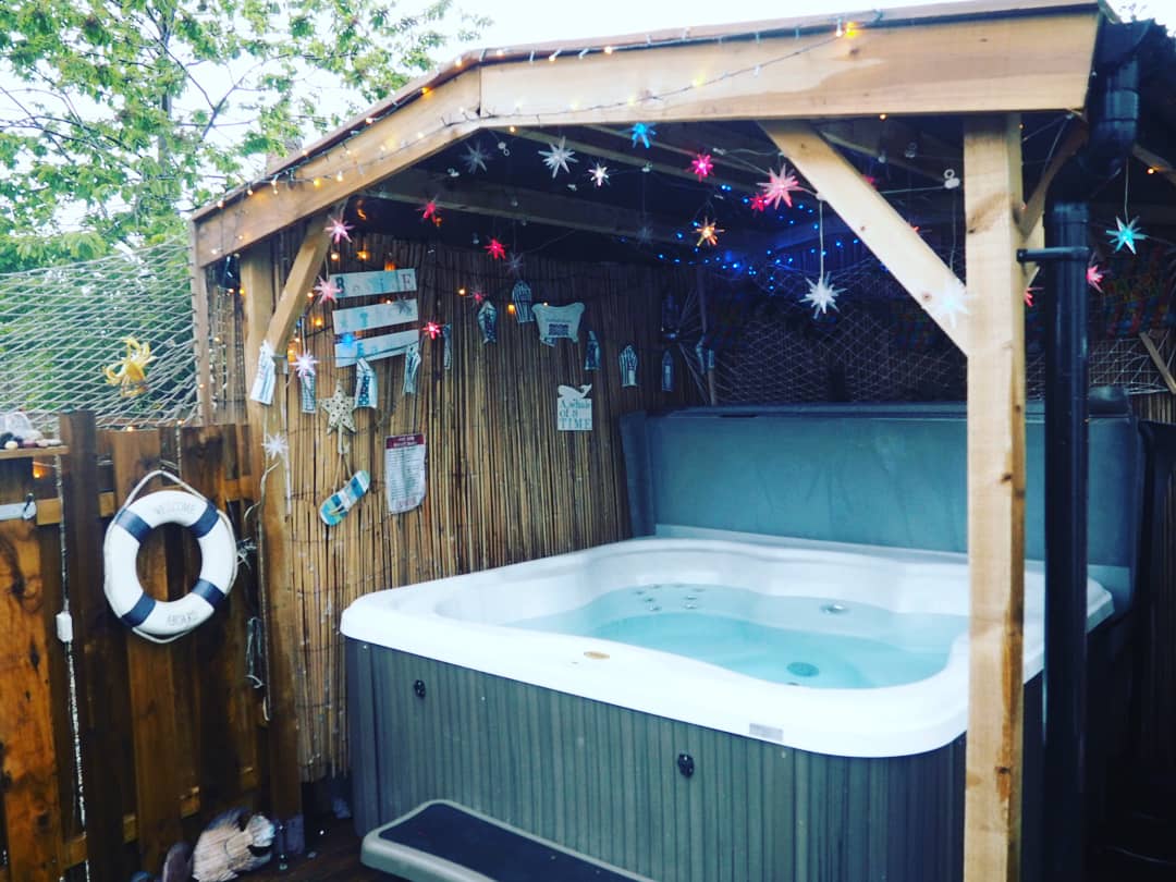The hot tub at Cheeky Chicken Cottage